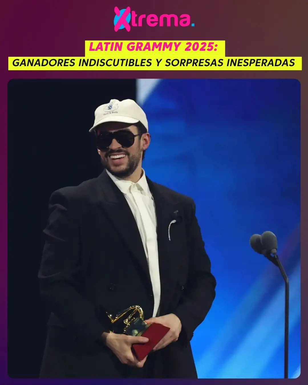 Bad Bunny recogiendo uno de sus premios durante la 26ª entrega de los Latin Grammy.